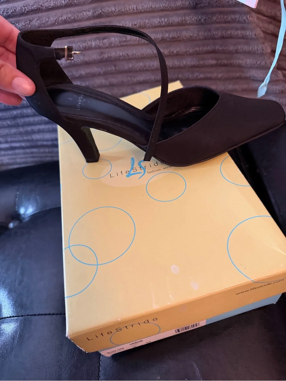 Source Unknown Black Crisscross Pointed Toe Heel